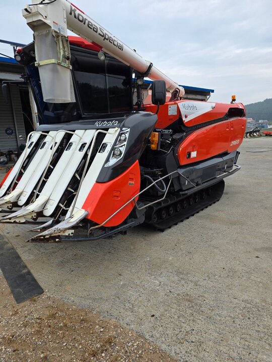 구보다 콤바인 ZR6130 (6조식) 앞좌측면