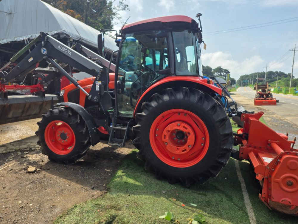 Kubota Tractor M5961 (97hp) 뒤우측면