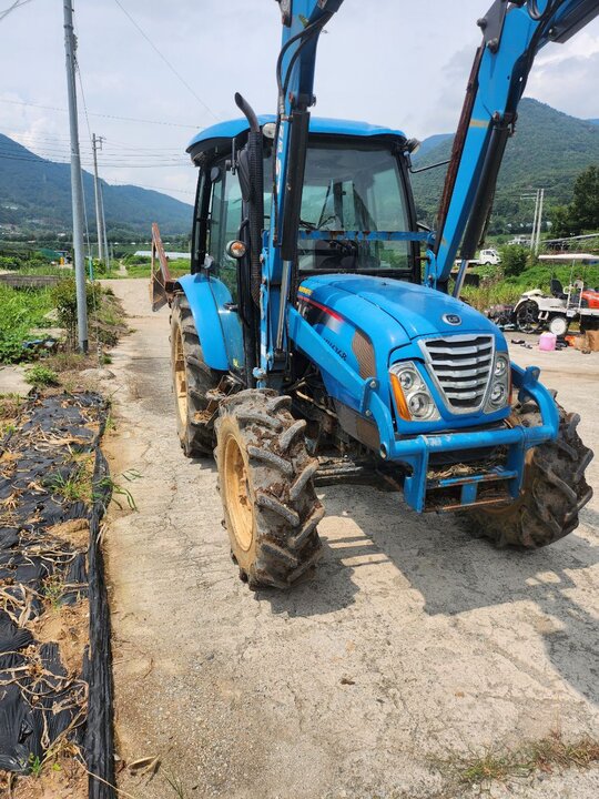 LS 트랙터 XU6168 (68.9마력) 앞좌측면