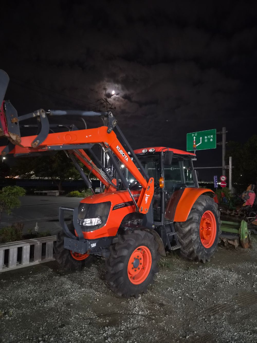 Kubota Tractor MZ807 (85hp) 뒤우측면