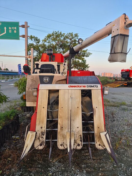 Daedong Combine Harvester DSM72 (4Rows) 앞좌측면