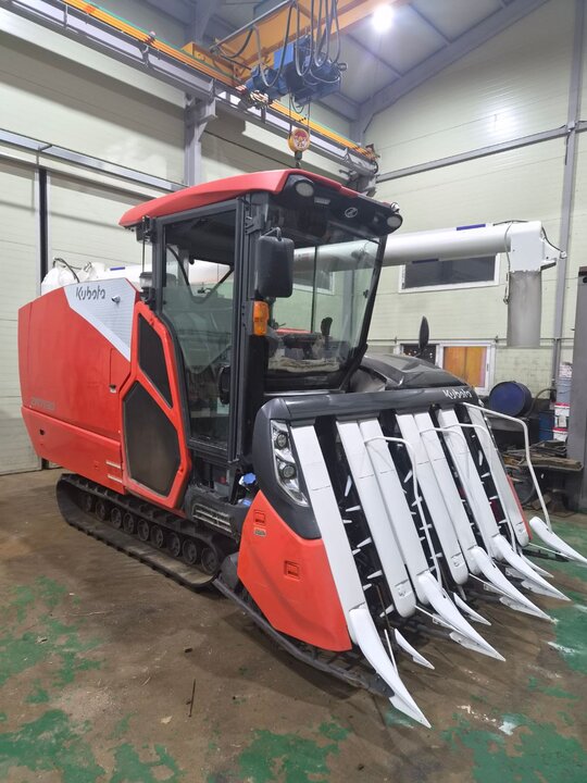 구보다 콤바인 ZR7130 (7조식) 앞좌측면