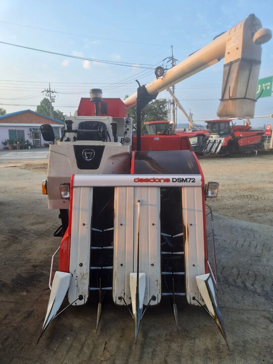Daedong Combine Harvester DSM72 (4Rows) 앞좌측면