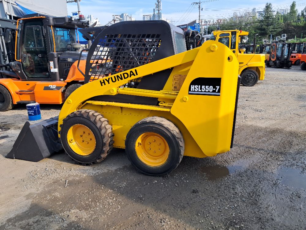 현대 스키드로더 HSL550-7 뒤우측면