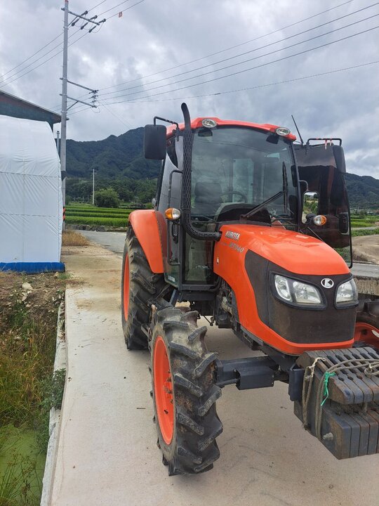 Kubota Tractor M7040 (74hp) 앞좌측면