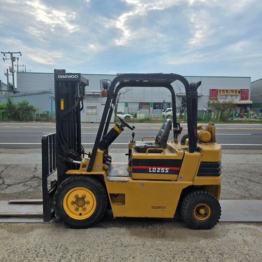 Doosan Forklift LD25S (2.5톤) 앞좌측면