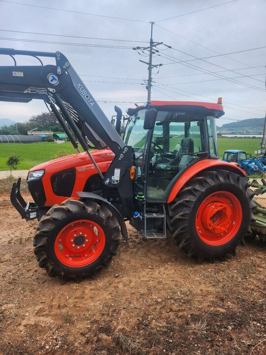 구보다 트랙터 M5-1141 (114마력) 앞좌측면