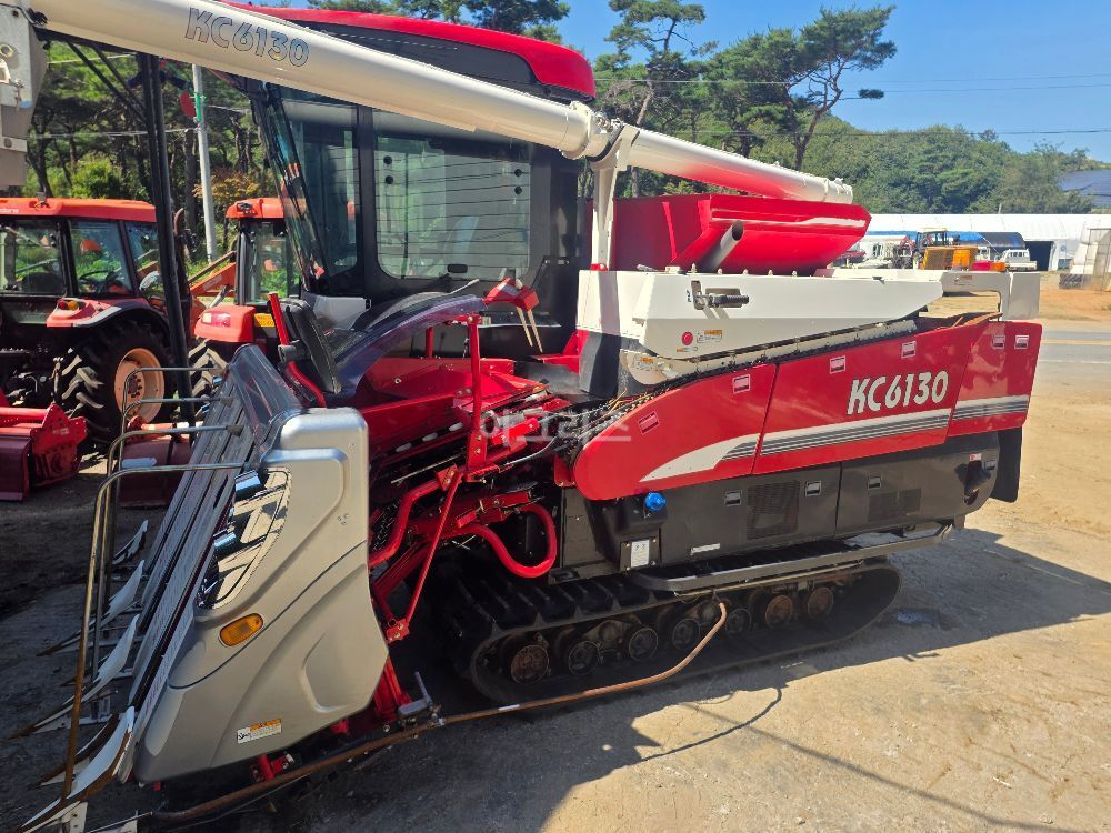 국제 콤바인 KC6130 (6조식) 뒤우측면