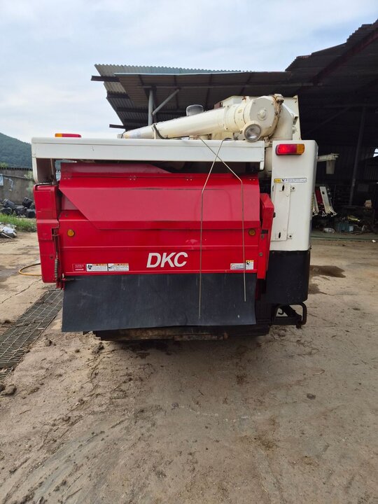국제 콤바인 DKC685 (4조식) 앞좌측면