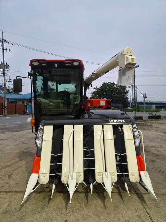 구보다 콤바인 ZR6130 (6조식) 앞좌측면