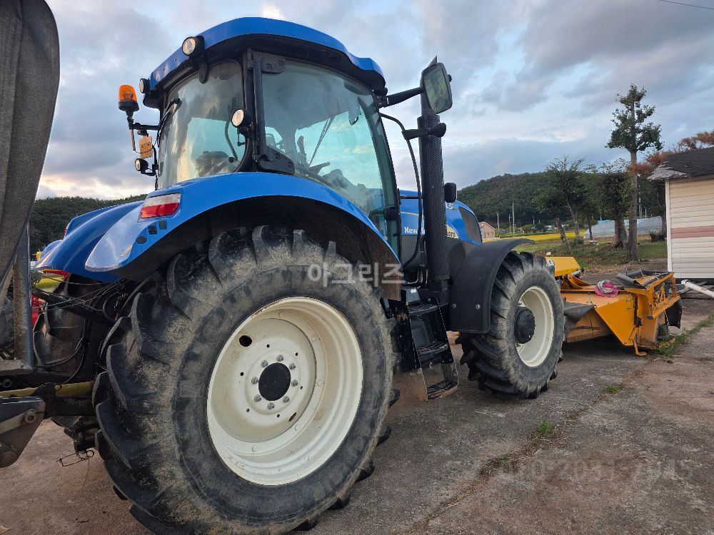 NewHolland Tractor T6070 (135hp) 뒤우측면