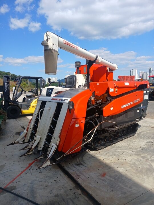Daedong Combine Harvester DSM72 (4Rows) 앞좌측면