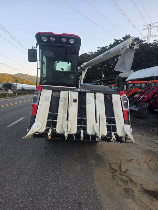 국제 콤바인 KC6130 (6조식) 앞좌측면