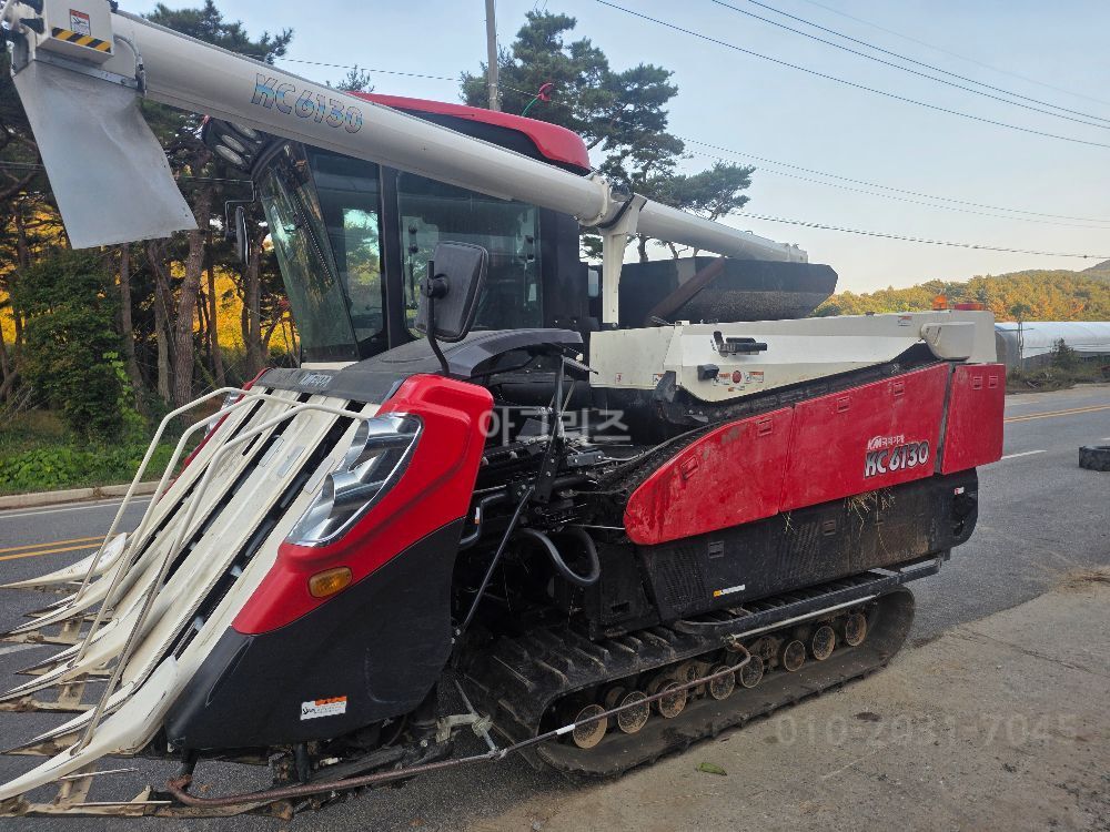 국제 콤바인 KC6130 (6조식) 뒤우측면