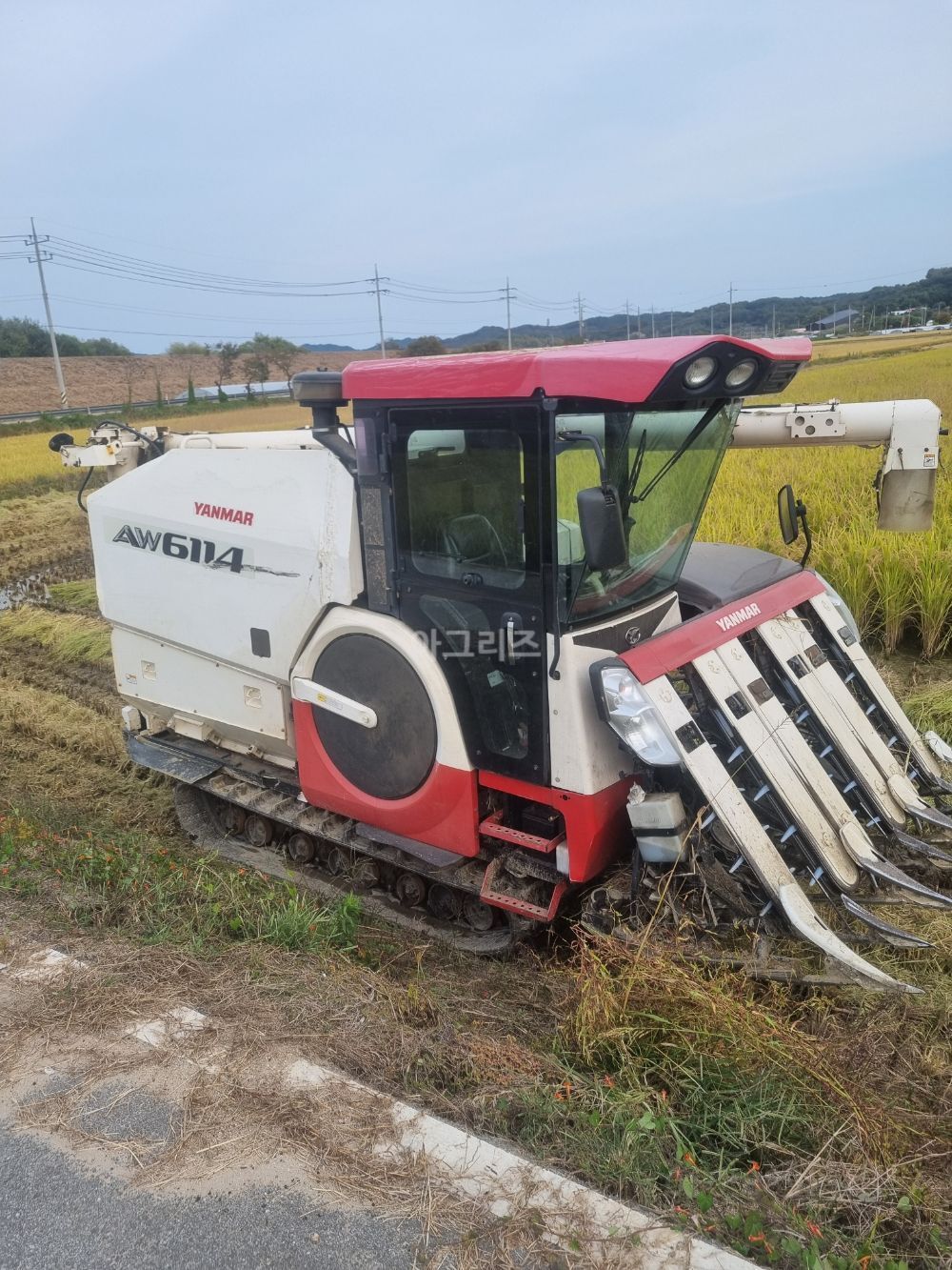 얀마 콤바인 AW6114 (6조식) 뒤우측면