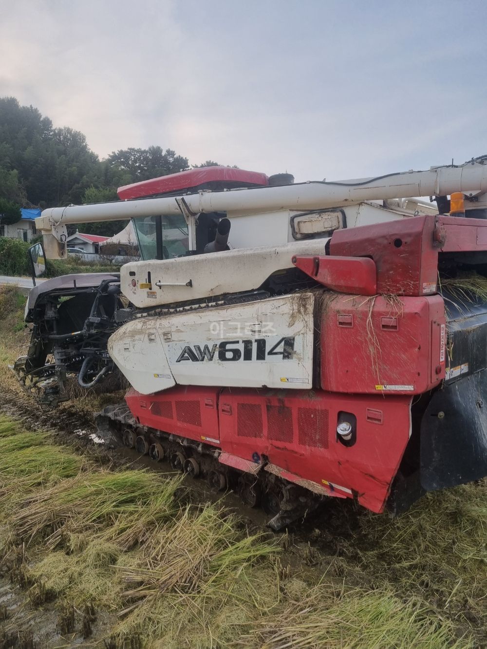 얀마 콤바인 AW6114 (6조식) 뒤우측면