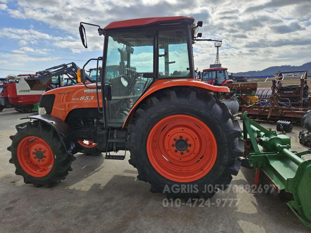 Kubota Tractor MZ853 (85hp) 측면