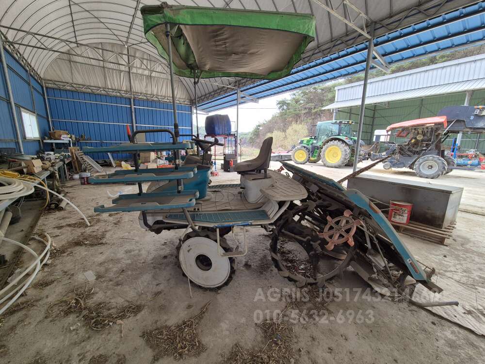 구보다 이앙기 WP67 (6조식) 뒤우측면