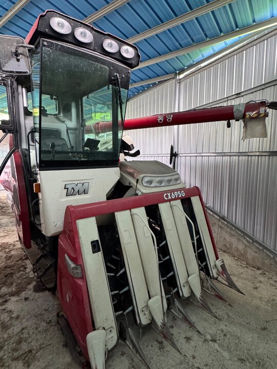 TYM Combine Harvester CX695G (6Rows) 앞좌측면