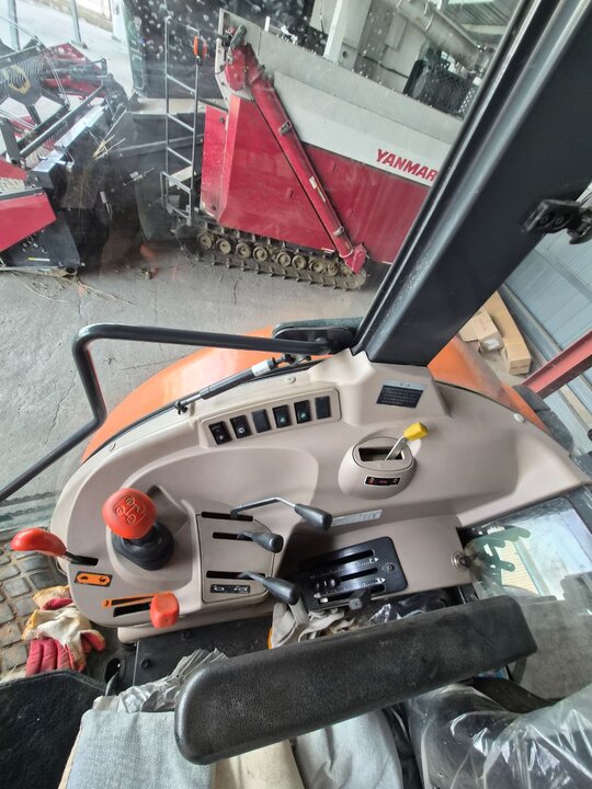 구보다 트랙터 (74마력) 앞좌측면