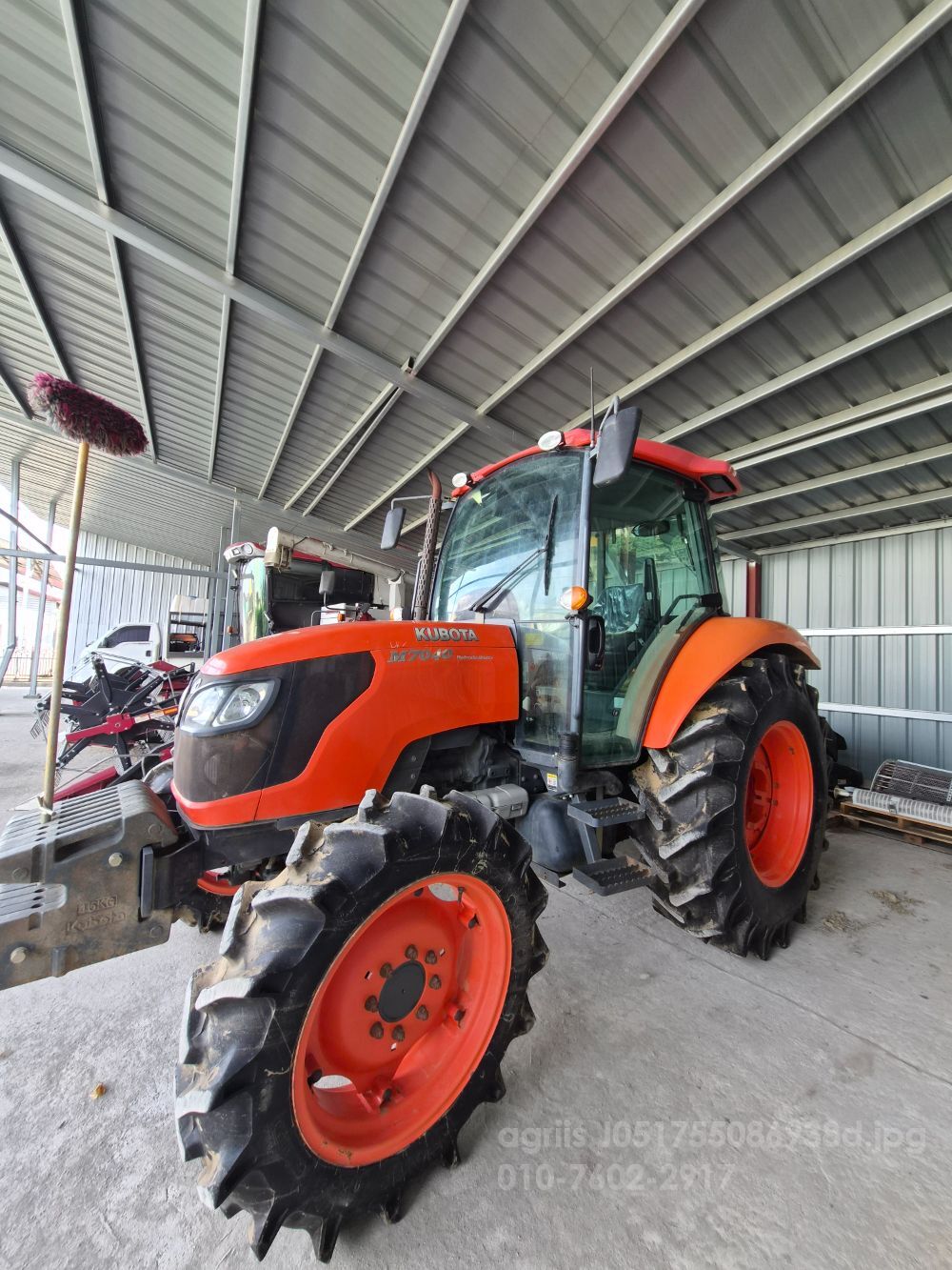 구보다 트랙터 (74마력) 뒤우측면