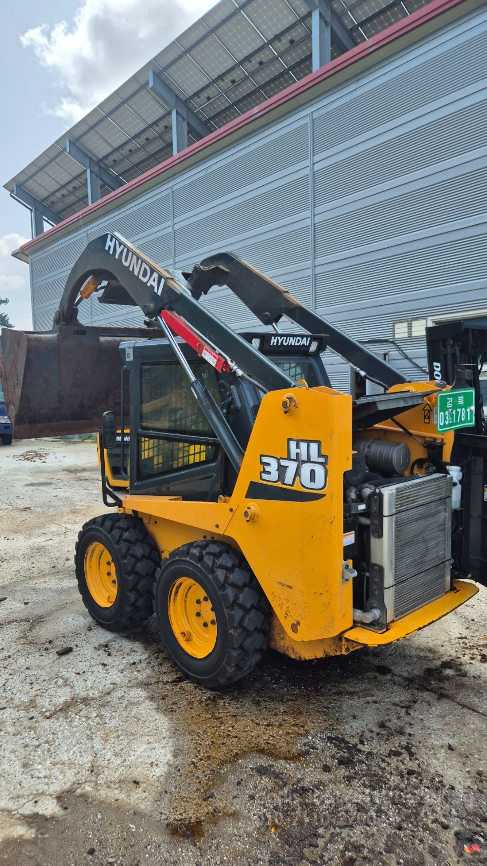 Hyundai Skid steer loader HL370  뒤우측면