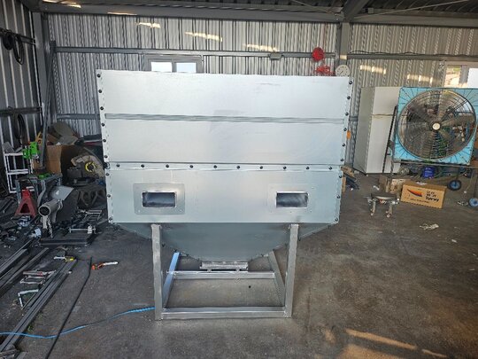  곡물적재함  곡물적재함  앞좌측면