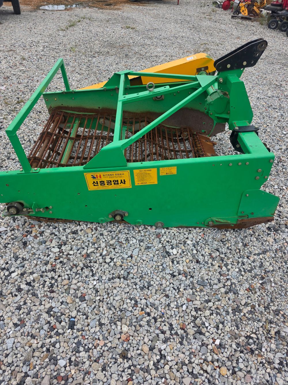  땅속작물수확기 SH-1500J  뒤우측면