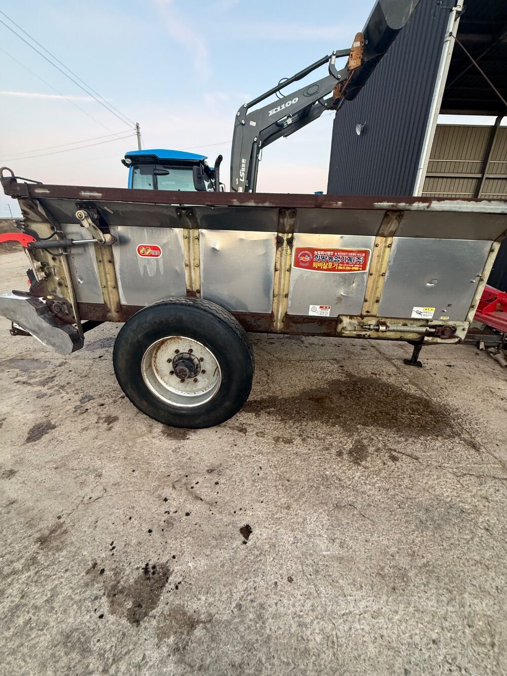 희망6톤 퇴비살포기 비료살포기 비료살포기 뒤우측면