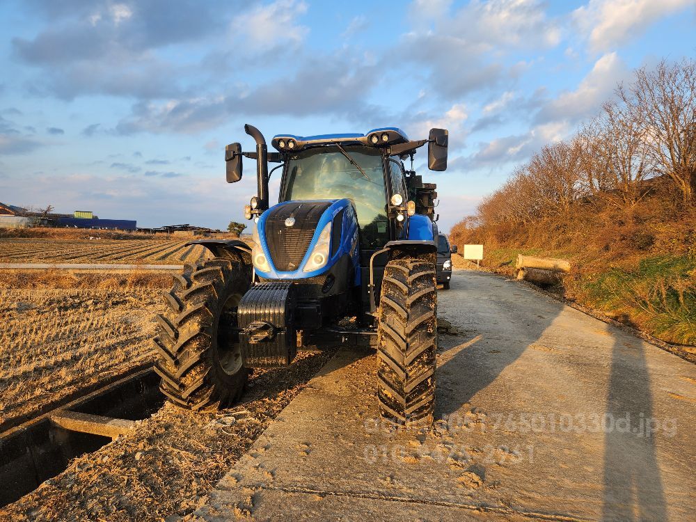 뉴홀랜드 트랙터 T6.165 (135마력) 뒤우측면