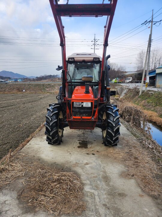 TYM 트랙터 T760 (76마력) 앞좌측면