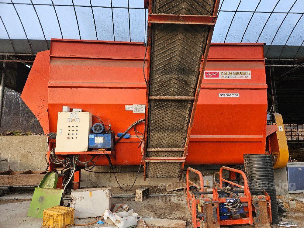  TMR사료배합기 DST 250 - 540  뒤우측면