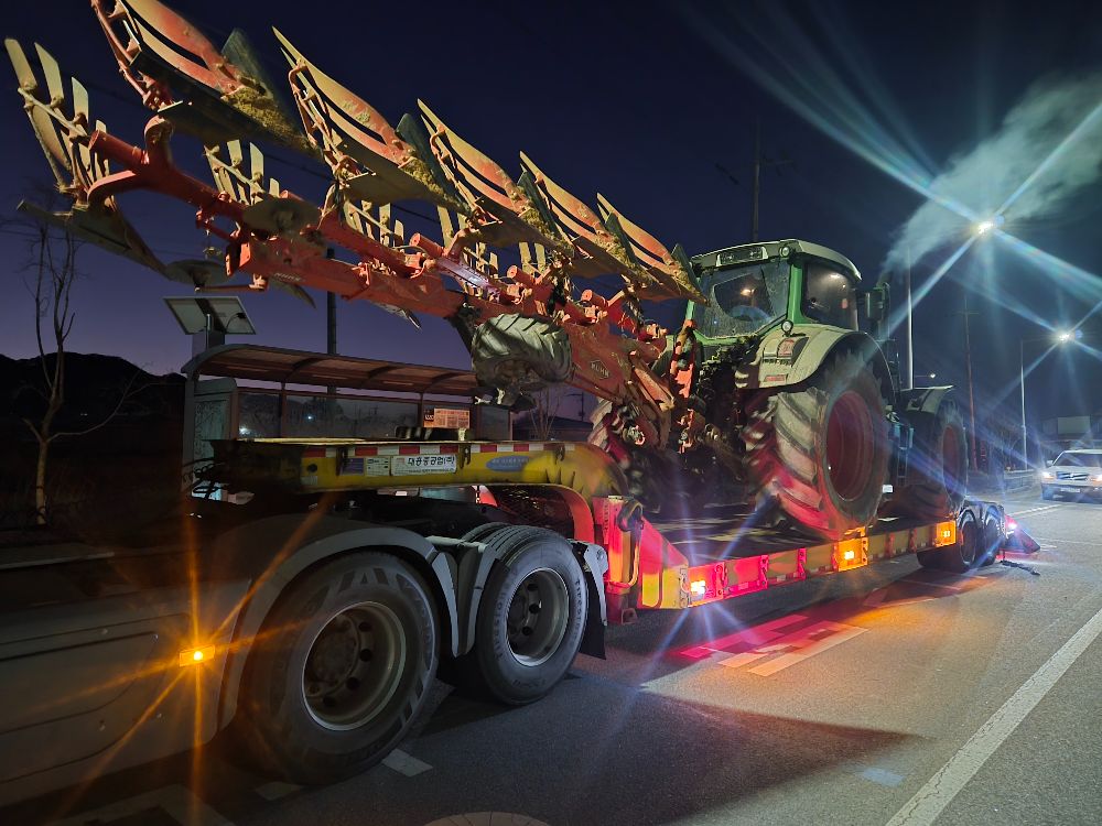  농기계 운송 전문 입니다  앞좌측면