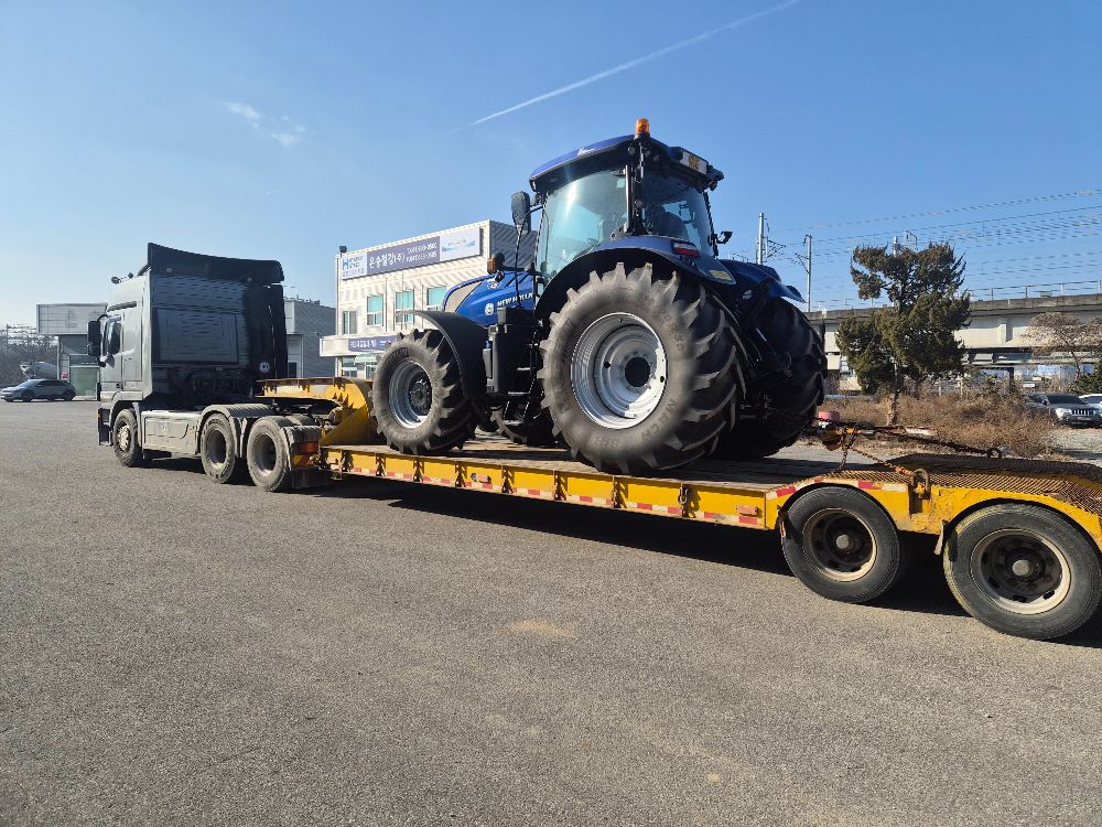  농기계 운송 전문 입니다  앞좌측면