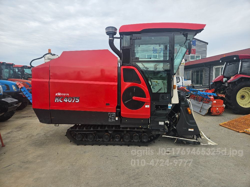국제 콤바인 KC4075 (4조식) 뒤우측면
