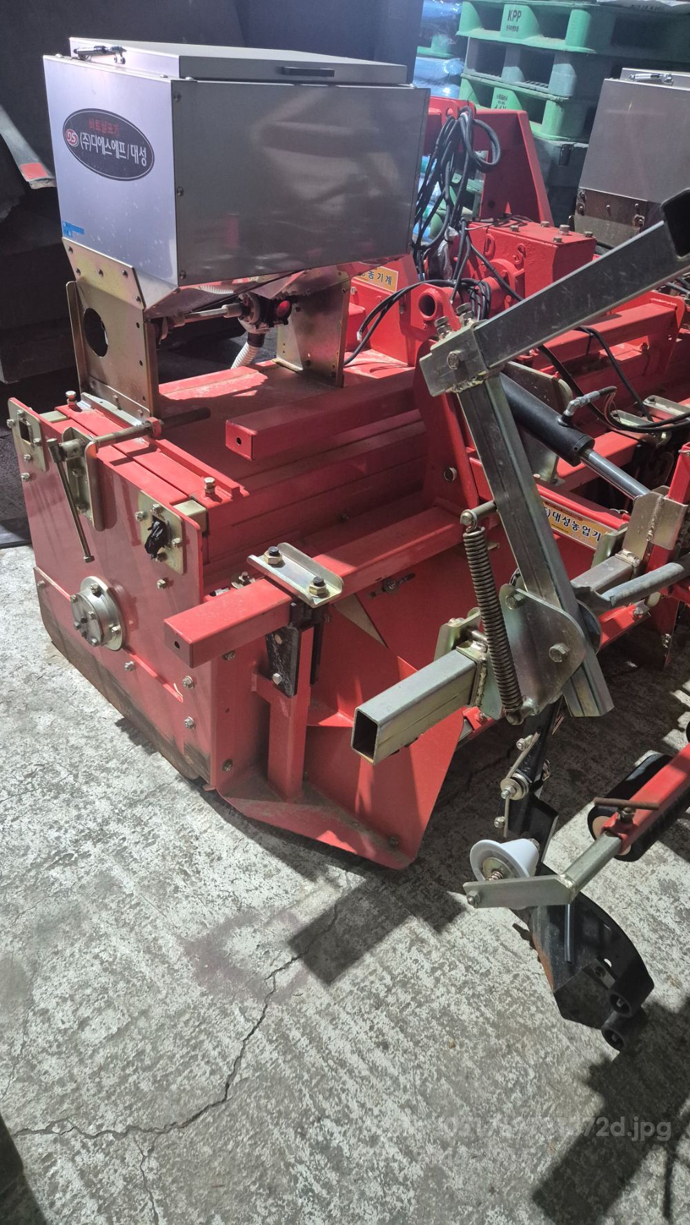  대성농기계 멀칭 콩파종기 대성농기계 멀칭 콩파종기  뒤우측면