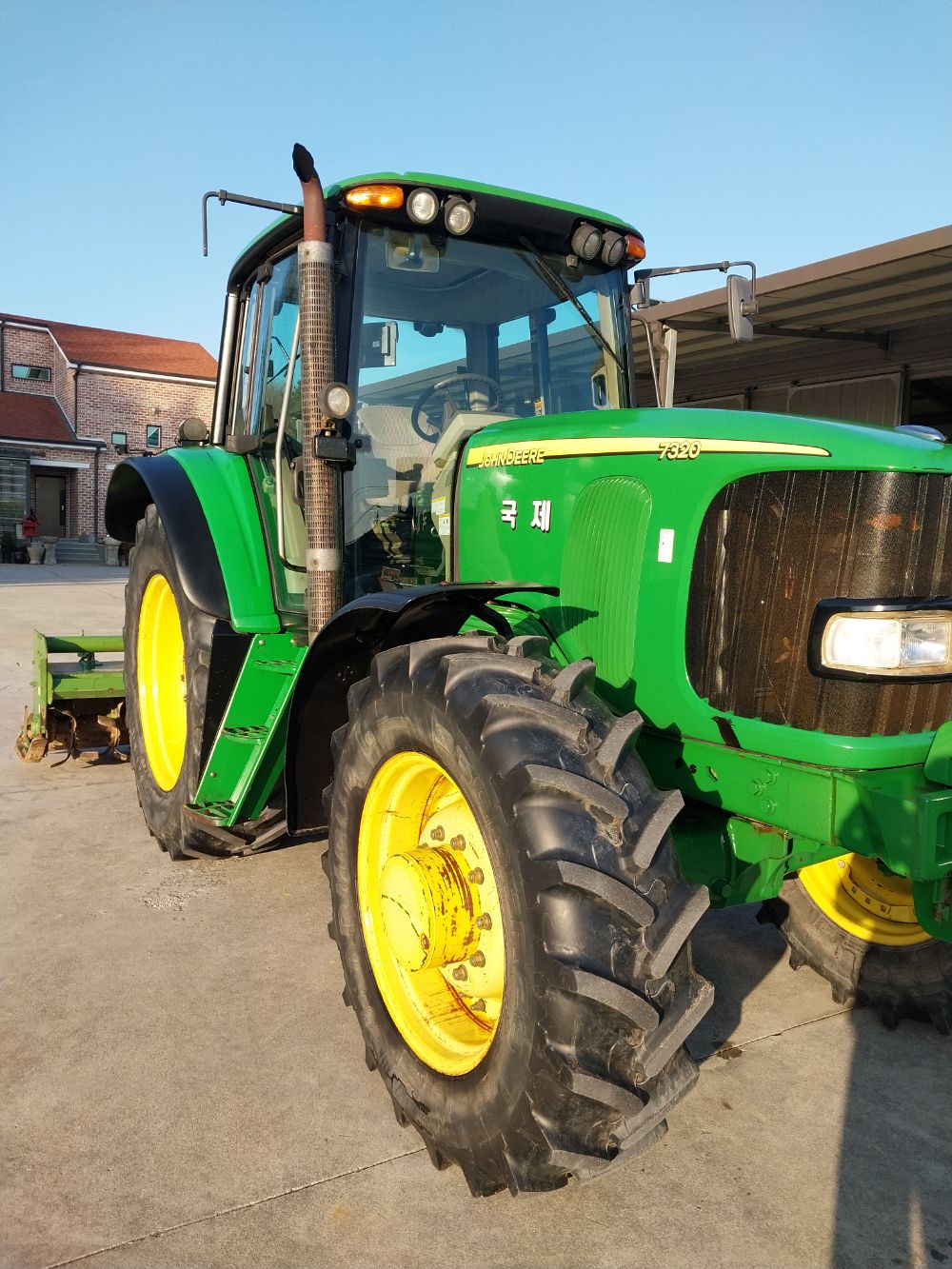존디어 트랙터 7320 (125마력) 앞좌측면