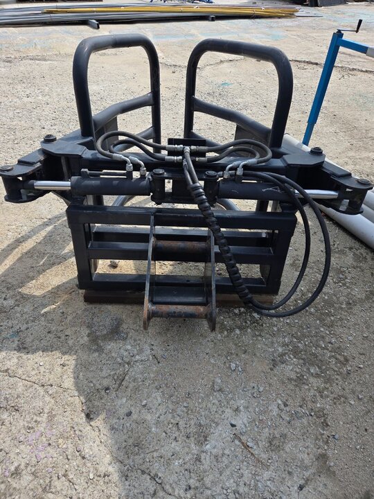  02굴삭기용 Bale Gripper 02굴삭기용 베일집게  앞좌측면