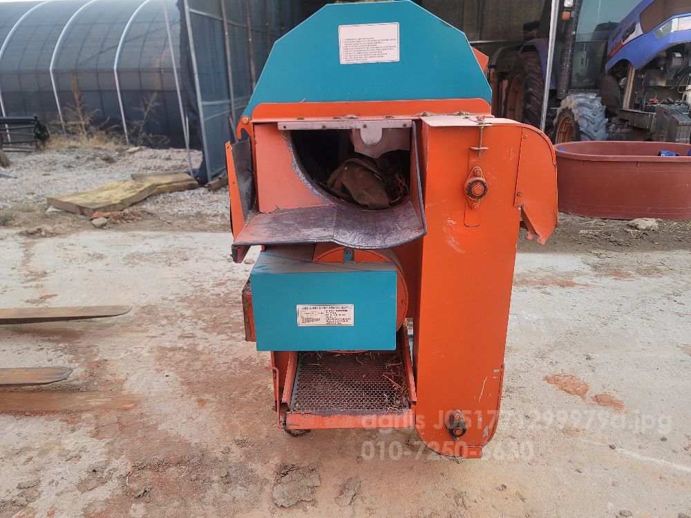  트랙터식콩탈곡기 콩탈곡기  뒤우측면