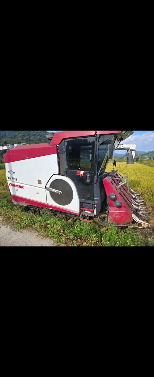 얀마 콤바인 YH7115 (7조식) 앞좌측면