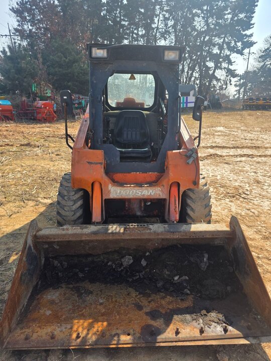 두산 스키드로더 DSL702 앞좌측면