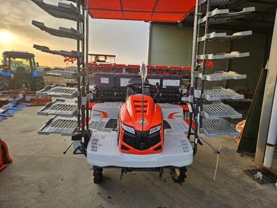 Kubota Rice transplanter KNW8SF (8Rows) 앞좌측면