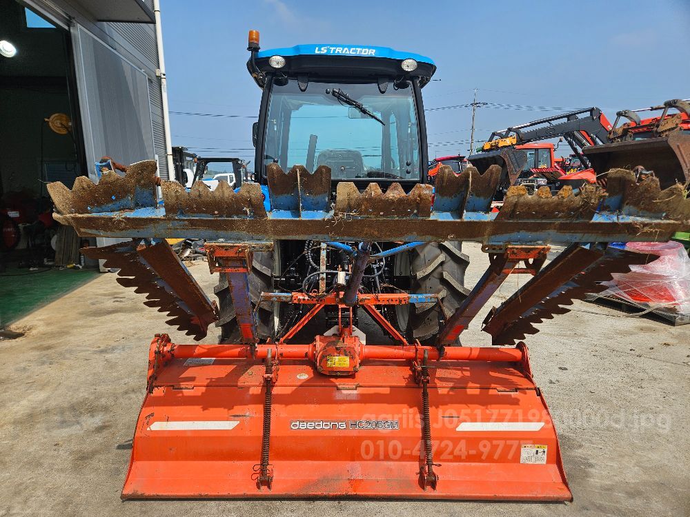 LS Tractor XU6168 (68.9hp) 뒤우측면