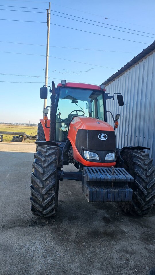 Kubota Tractor M135X (135hp) 앞좌측면