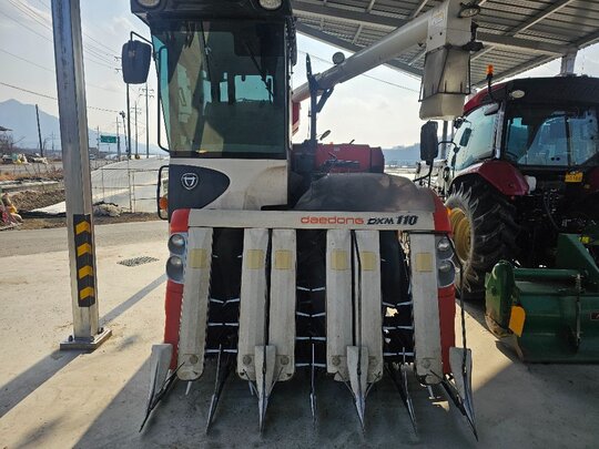 대동 콤바인 DXM110 (6조식) 앞좌측면