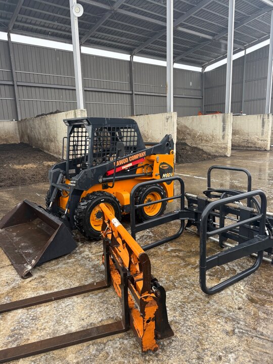 바우컴퍼니 로더 M60V 앞좌측면
