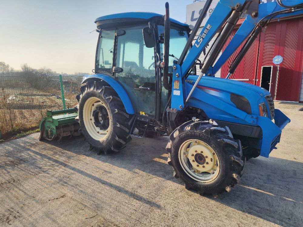 LS 트랙터 XU6168 (68.9마력) 앞좌측면