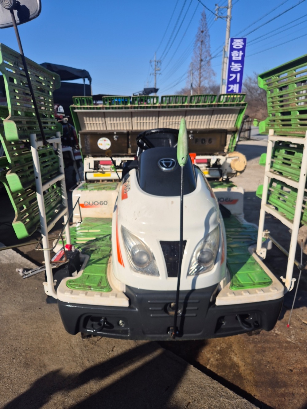 Daedong Rice transplanter DUO60 (6Rows) 앞좌측면