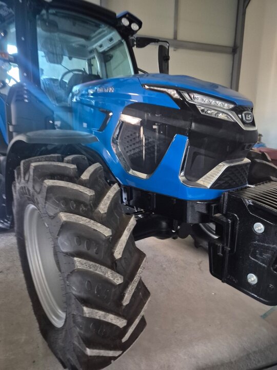 LS 트랙터 MT9.140 (143마력) 앞좌측면