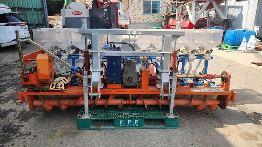 주지금강 밀보리파종기 밀보리파종기 앞좌측면